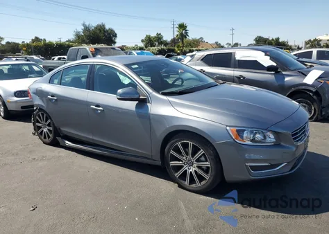 2017 Volvo S60 Premier z USA, uszkodzony, nr VIN LYV402HK7HB144761
